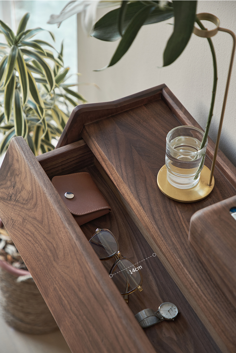 Furniture designer Ren Mengying，