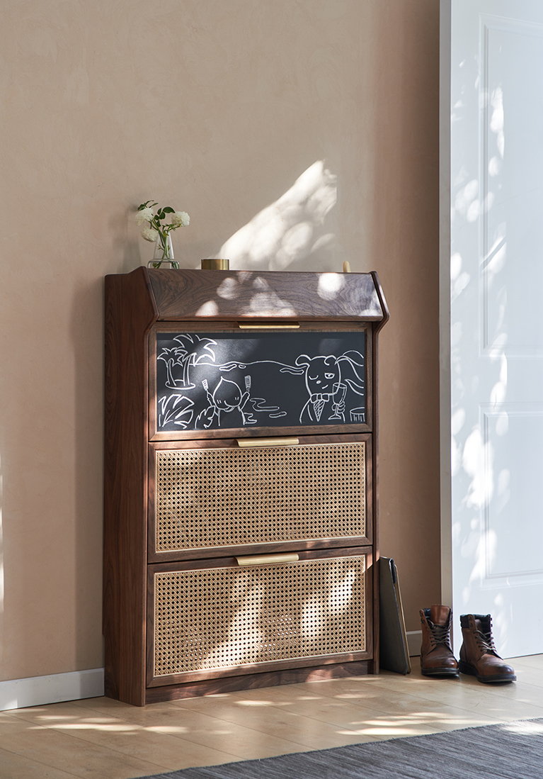 Furniture designer Ren Mengying，