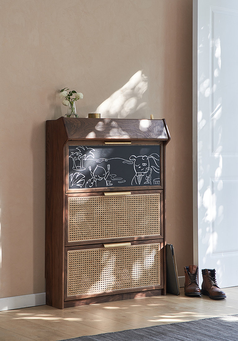 Furniture designer Ren Mengying，