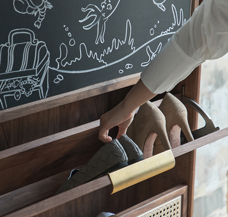 Furniture designer Ren Mengying，