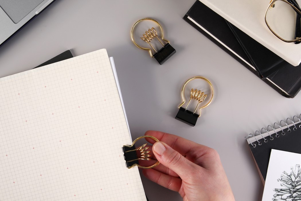 loose-leaf binder，Light bulb:，Pen clip，multi-function，