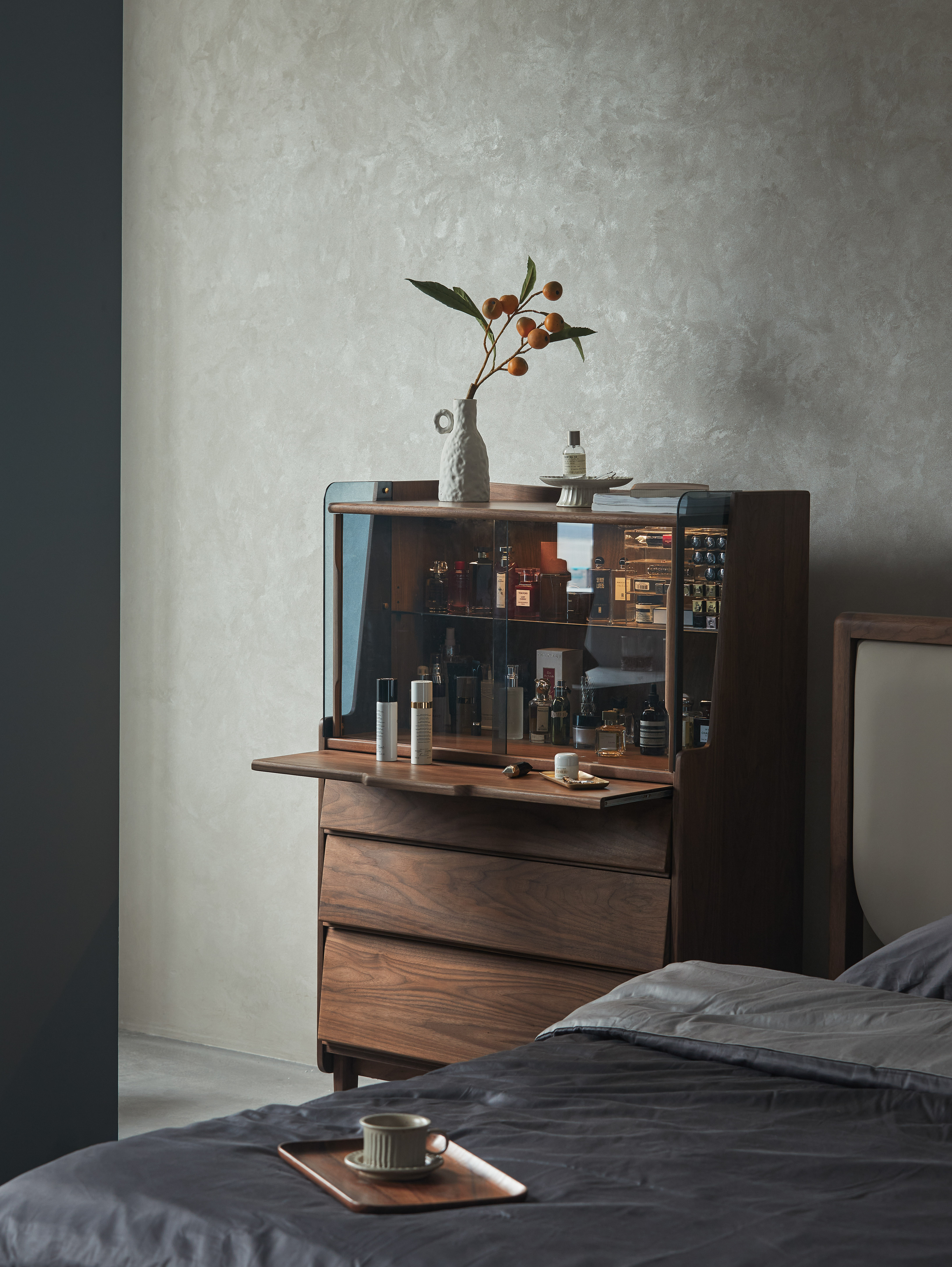 Furniture designer Ren Mengying，