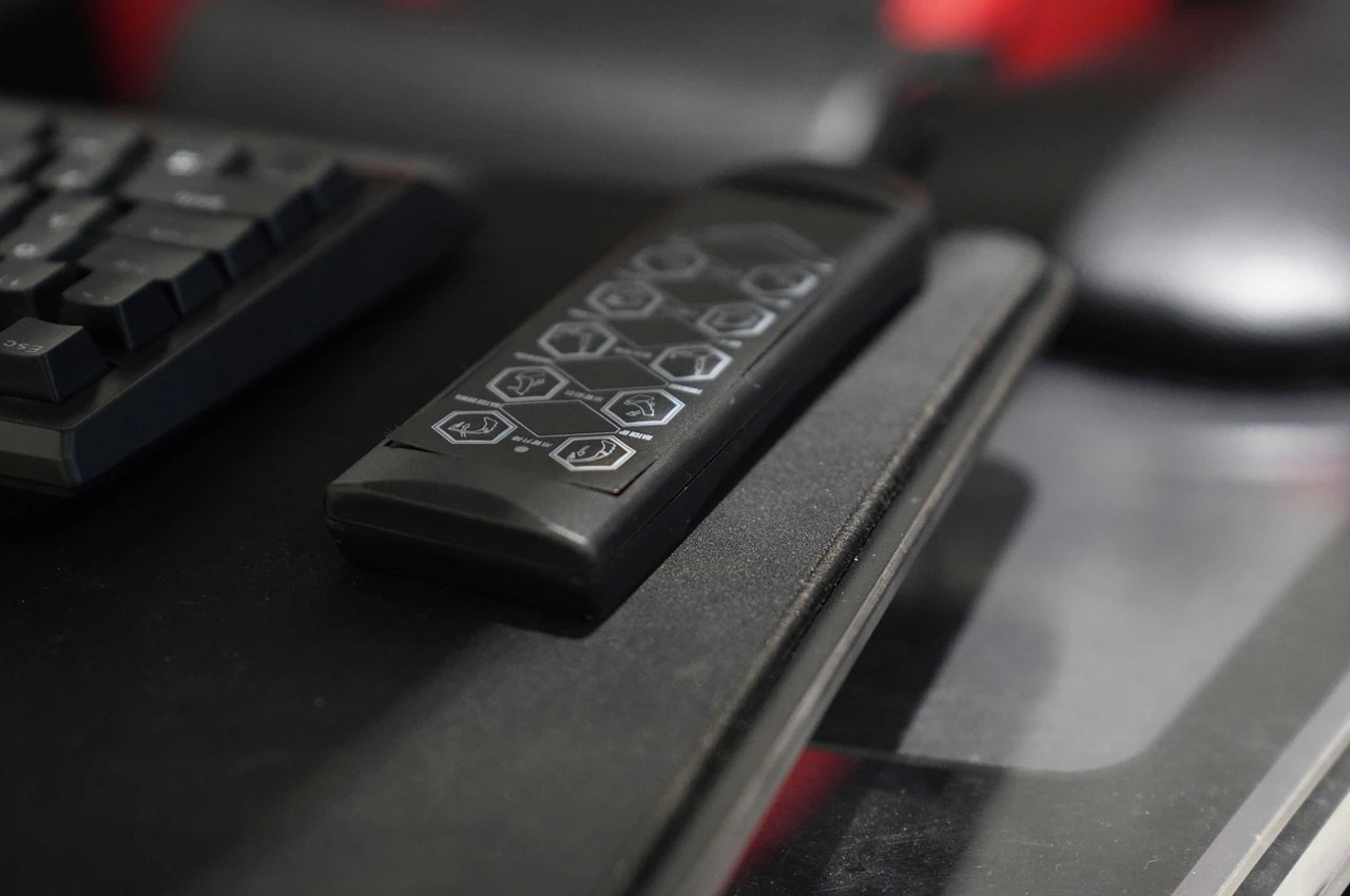 chair，workstation，speaker，comfortable，