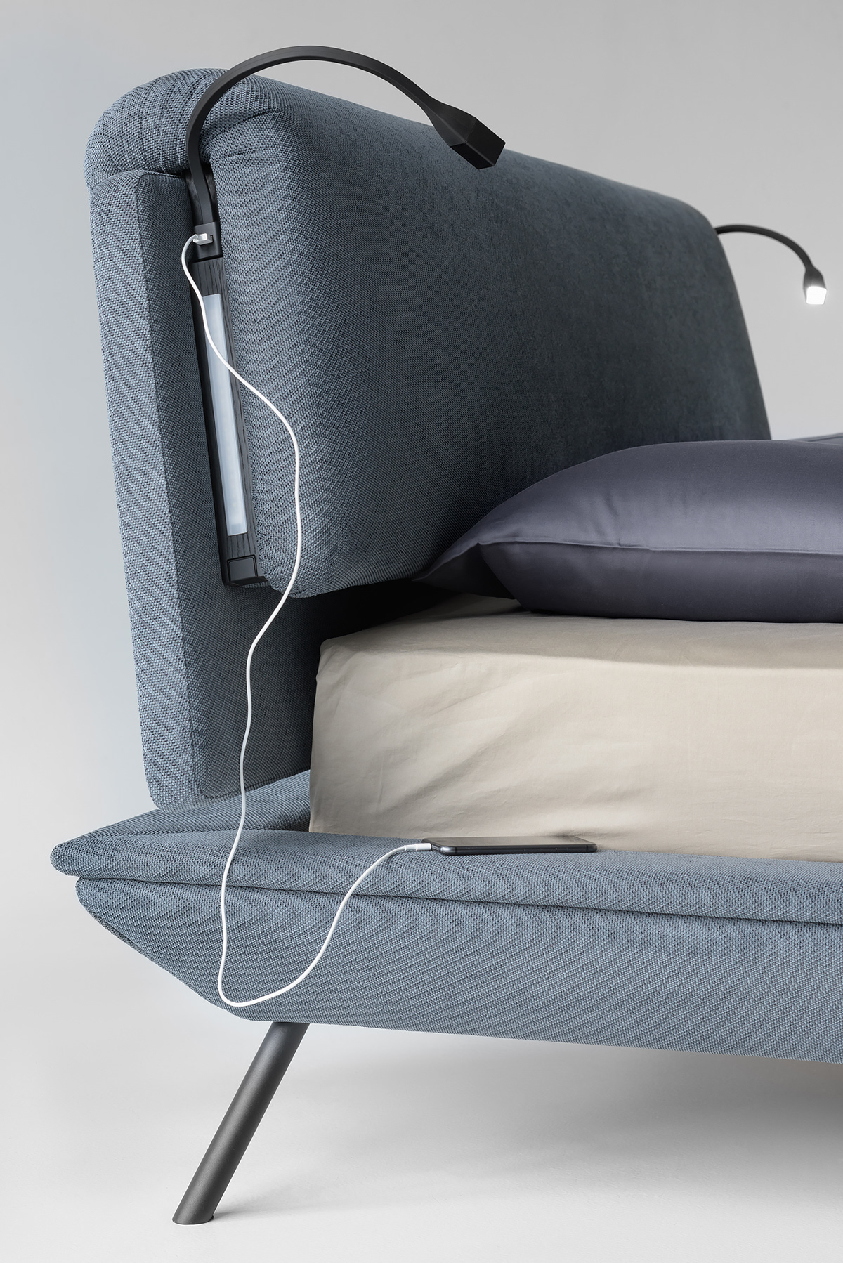 Double bed，Minimalism，Bedside lamp，