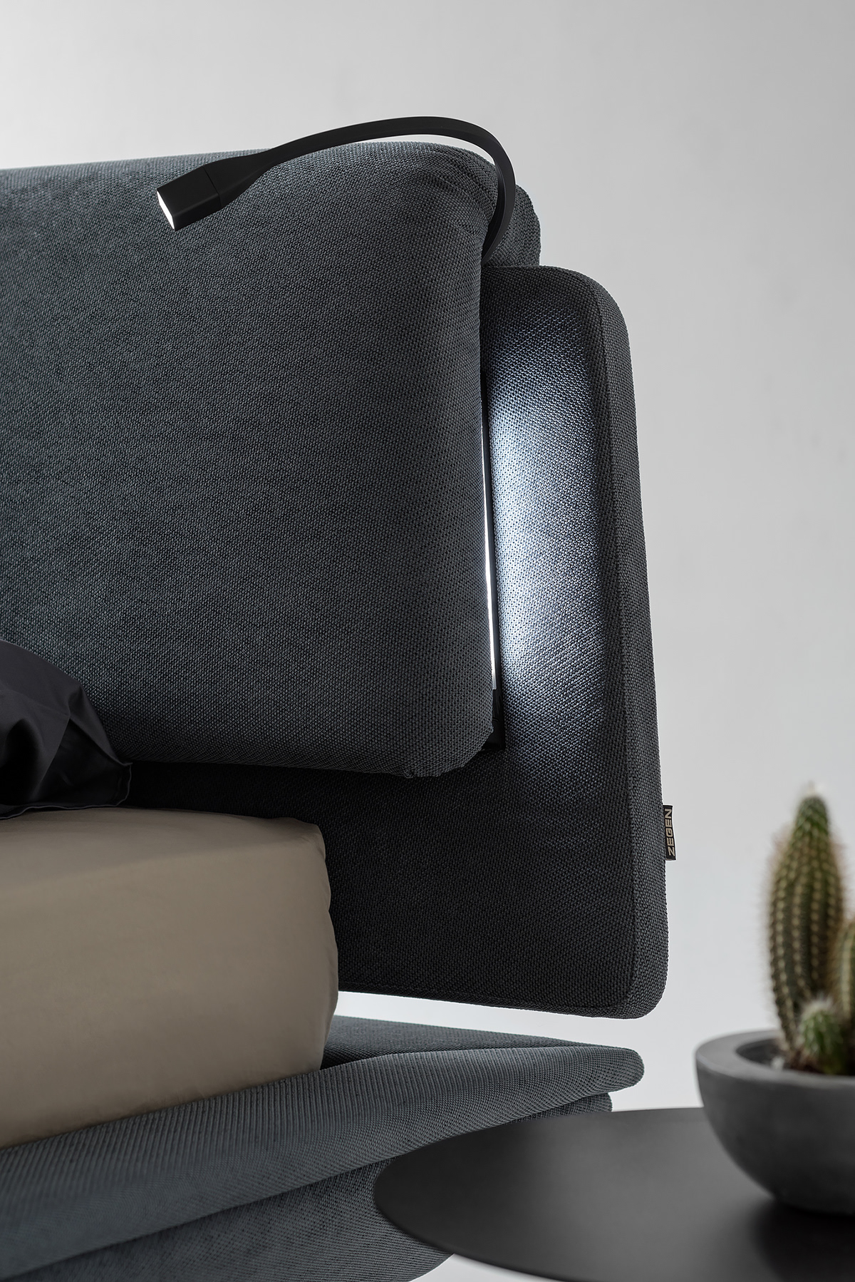 Double bed，Minimalism，Bedside lamp，