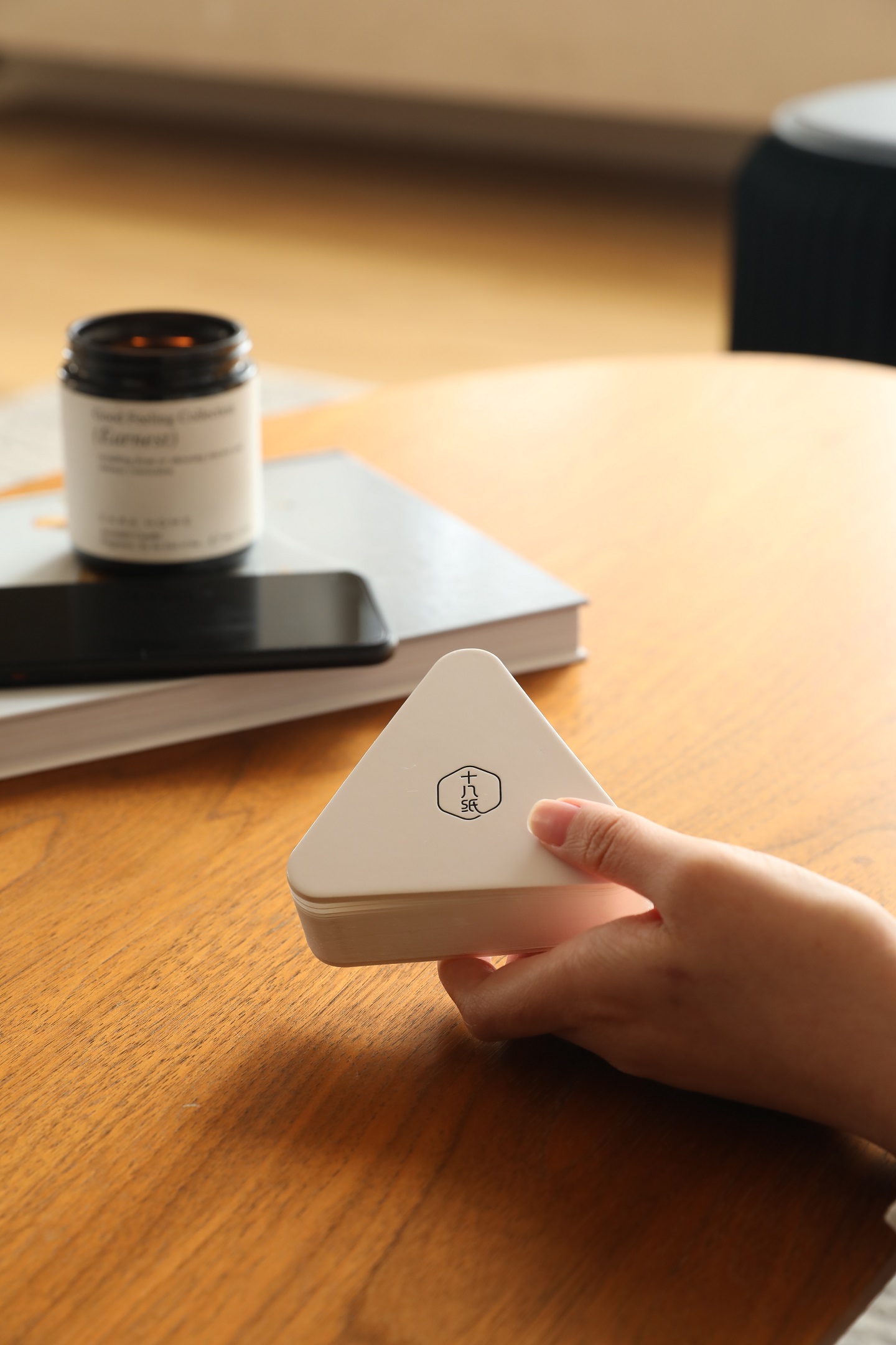 Triangular support，Mobile phone bracket，Compact and portable，Paper support，Free your hands，Chasing drama artifact，Organ mobile phone bracket，Small capsule shape，