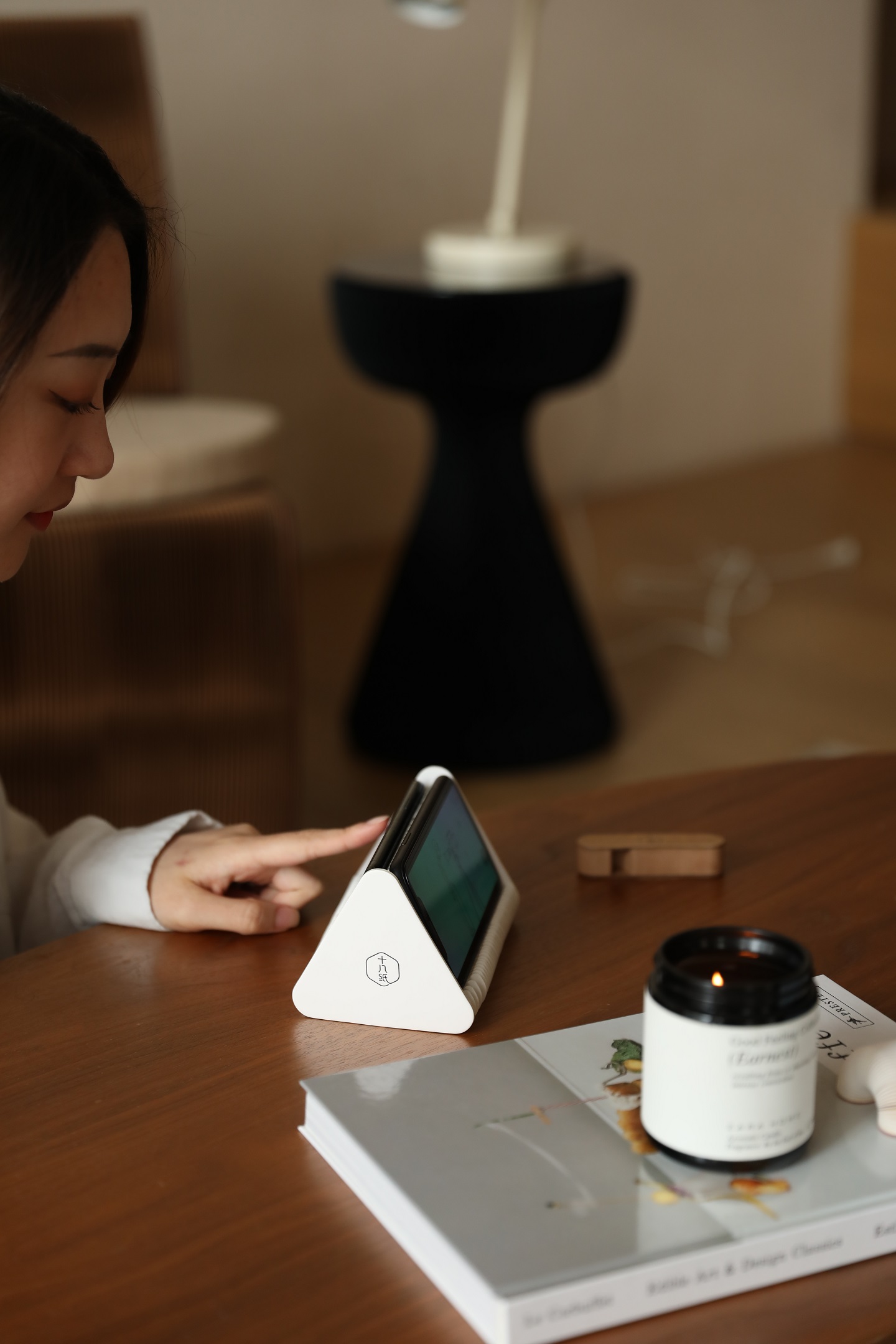 Triangular support，Mobile phone bracket，Compact and portable，Paper support，Free your hands，Chasing drama artifact，Organ mobile phone bracket，Small capsule shape，