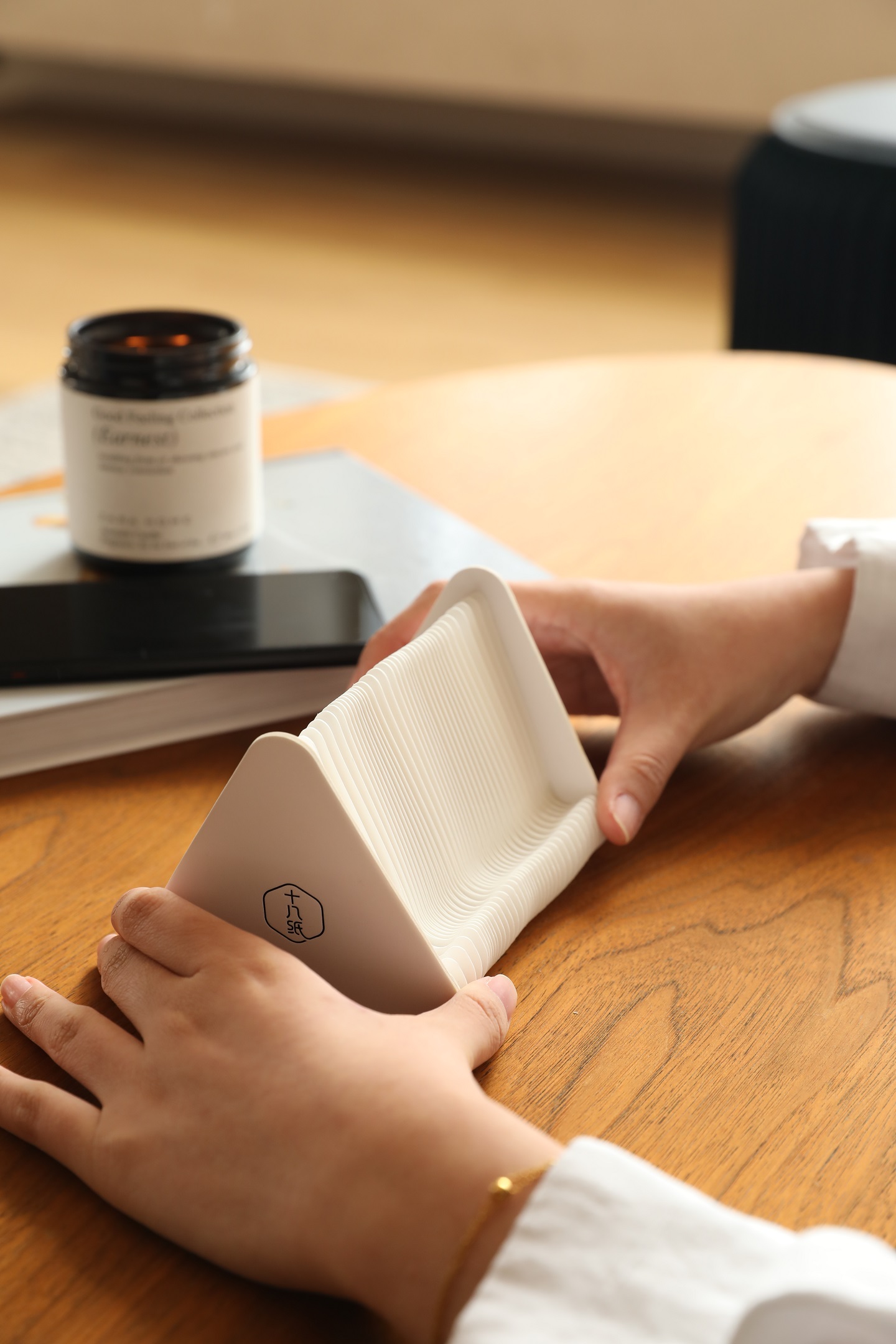 Triangular support，Mobile phone bracket，Compact and portable，Paper support，Free your hands，Chasing drama artifact，Organ mobile phone bracket，Small capsule shape，