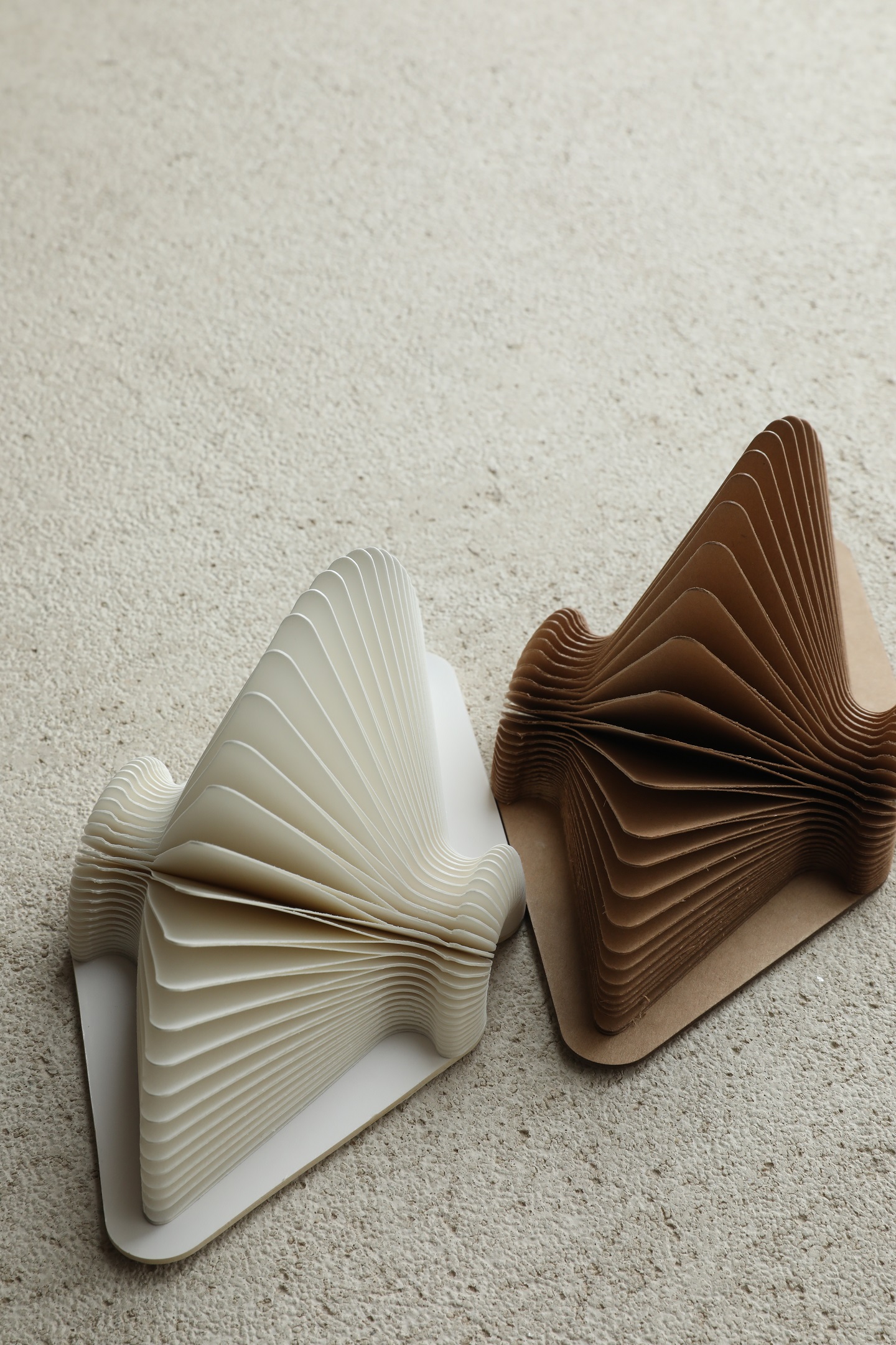 Triangular support，Mobile phone bracket，Compact and portable，Paper support，Free your hands，Chasing drama artifact，Organ mobile phone bracket，Small capsule shape，