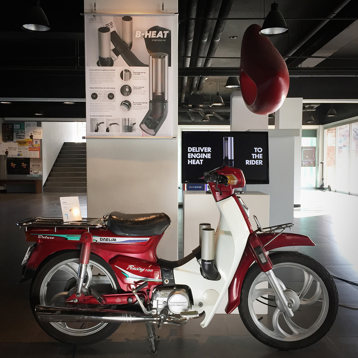 Hot air blower，motorcycle，winter，keep warm，concept，