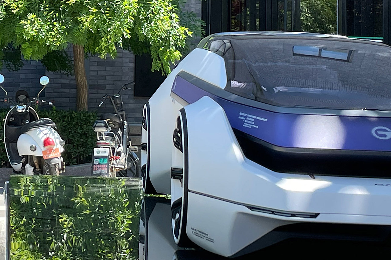 自动驾驶汽车，未来感，清洁能源，