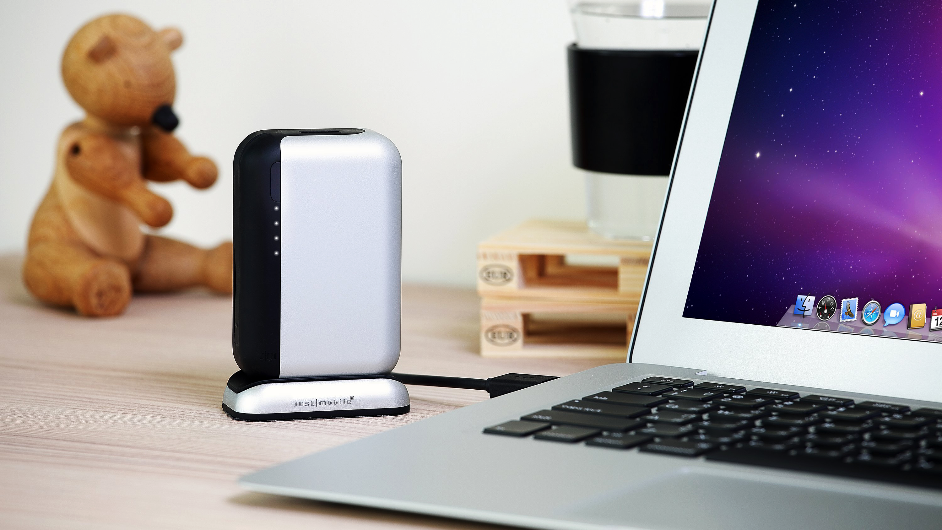 iphone，Minimalist，industrial design，recharge stand，Bring your own，obsession，lightning，aluminium alloy，