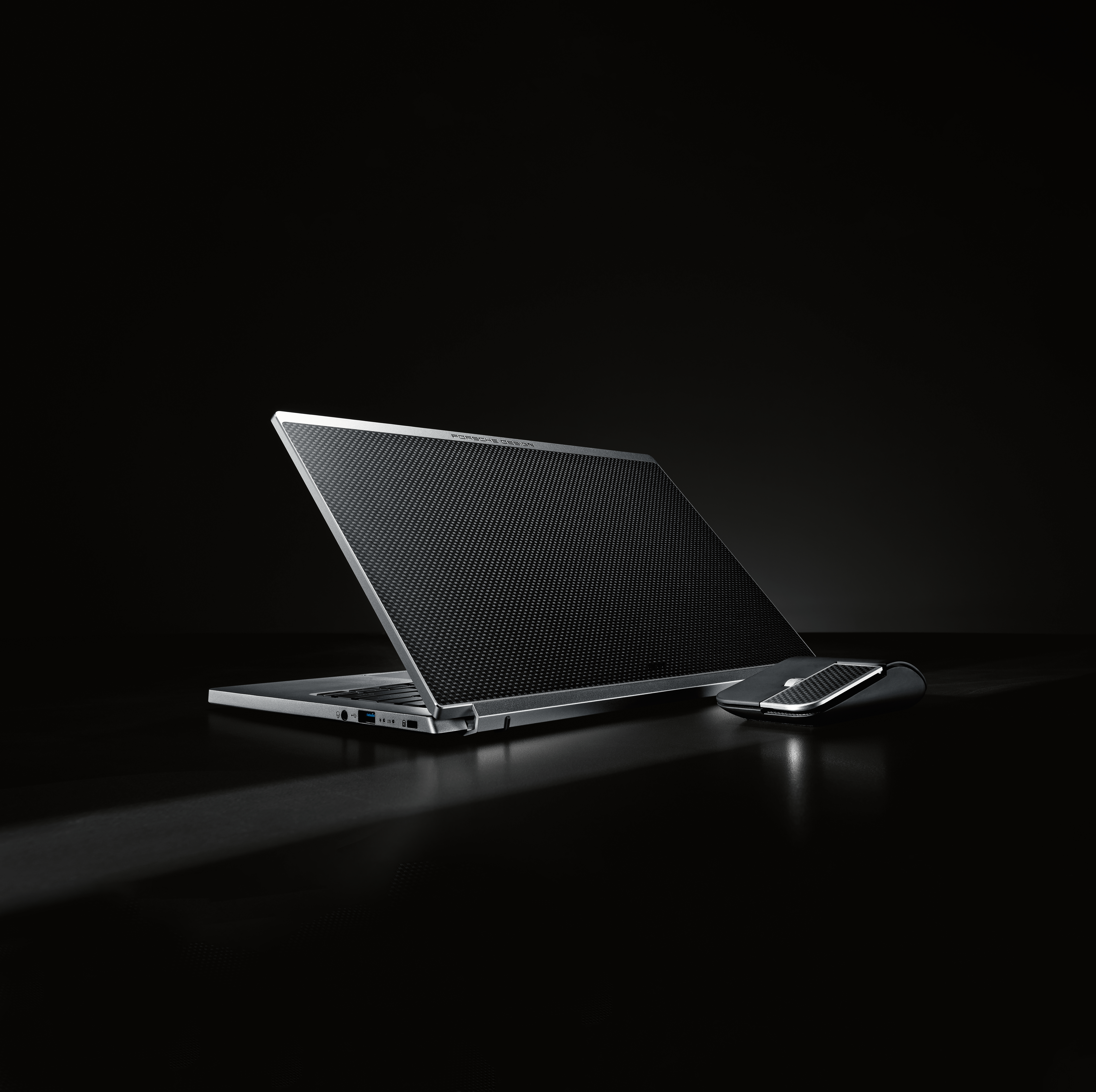 Notebook computer and its accessories，Digital，electronic product，2021 red dot product design award，Porsche Design，