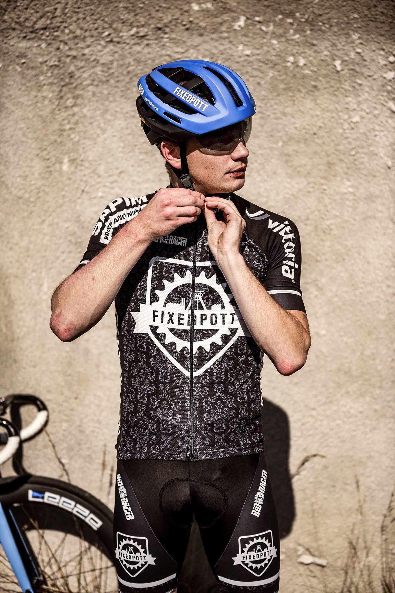 Bicycle，Sports equipment，Helmet，Safety equipment，