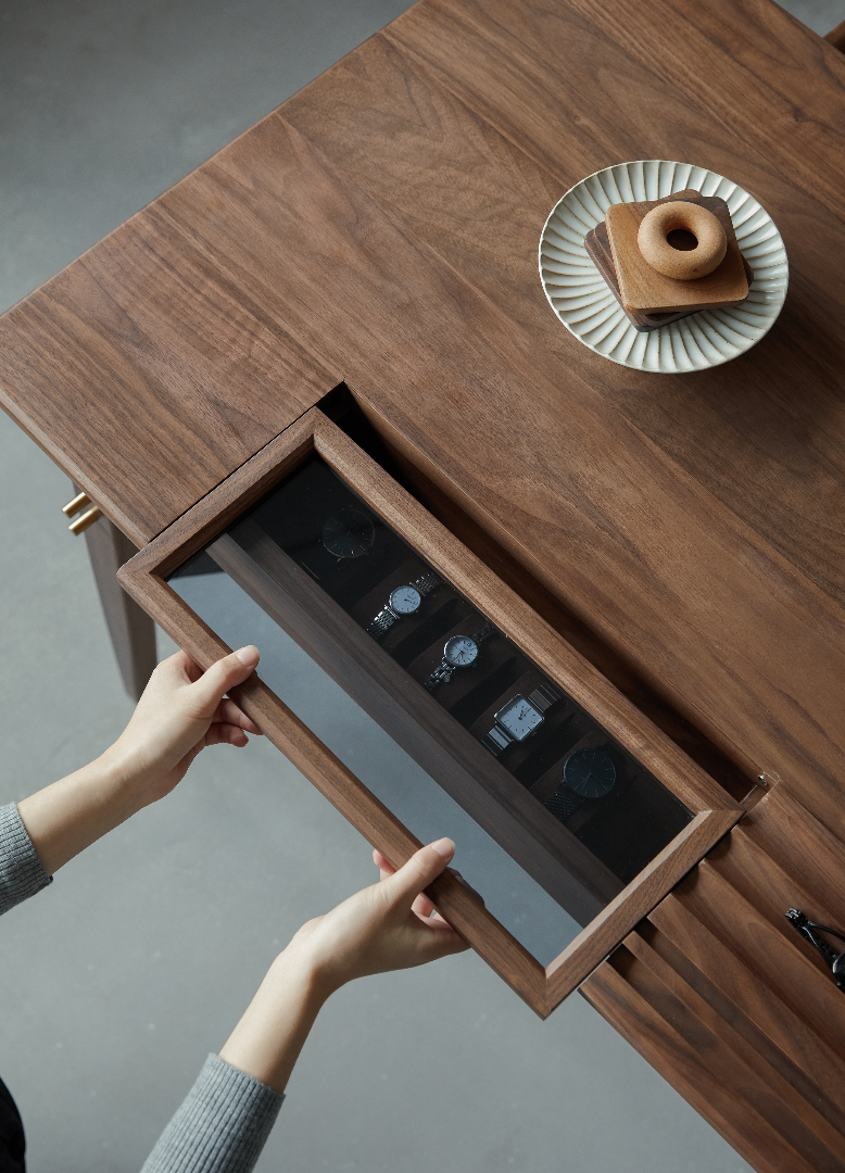 Furniture designer Ren Mengying，