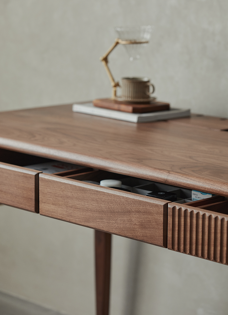 Furniture designer Ren Mengying，