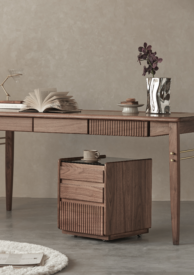 Furniture designer Ren Mengying，