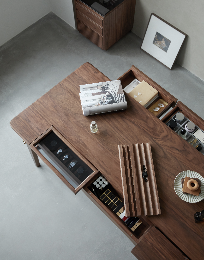 Furniture designer Ren Mengying，