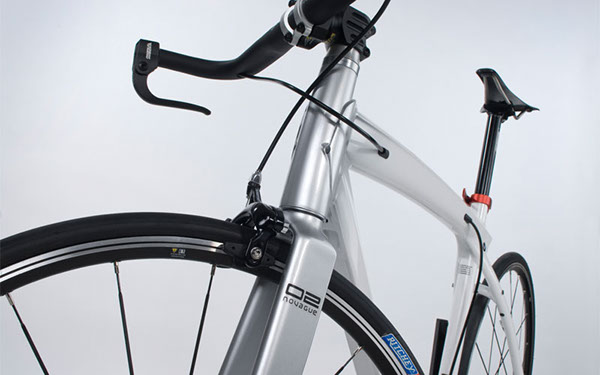 Bicycle，white，outdoors，vehicle，green，