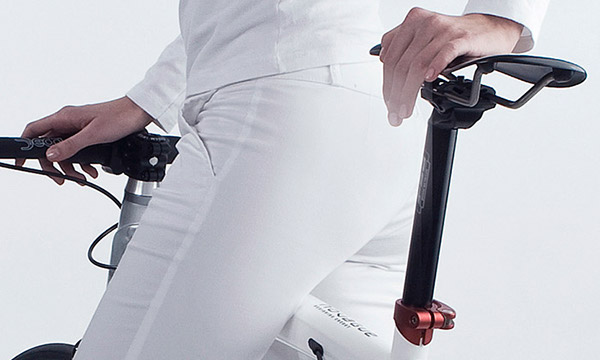 Bicycle，white，outdoors，vehicle，green，