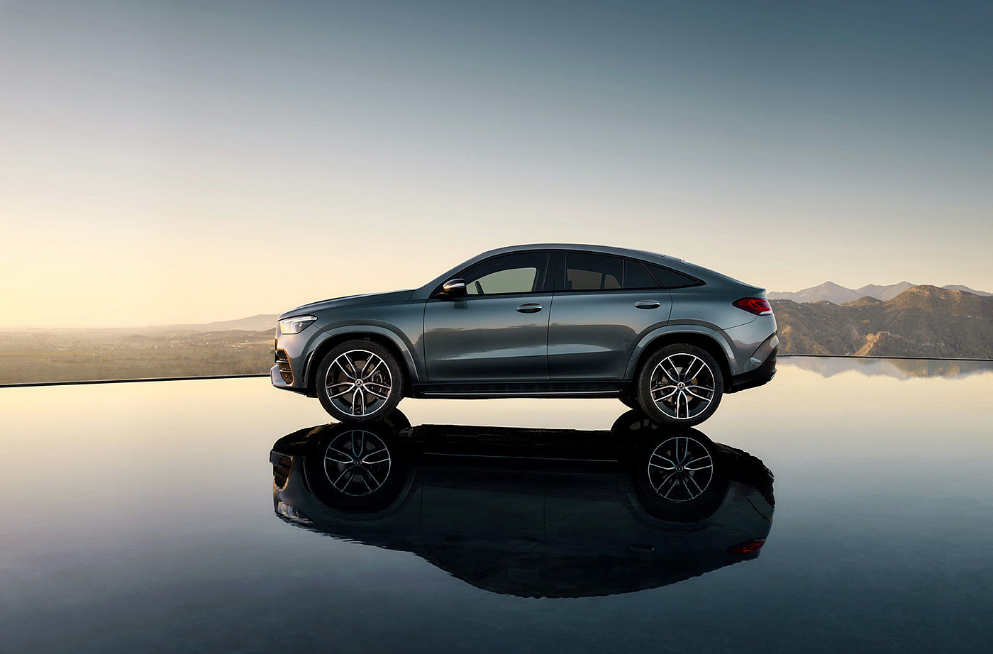 automobile，advertisement，Benz，