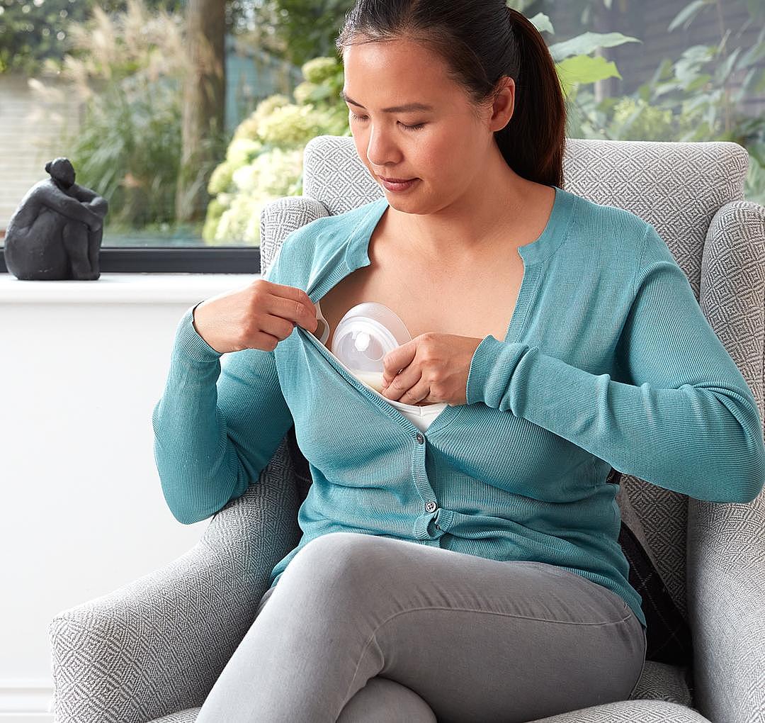 2021 red dot product design award，Elvie Catch，Breast milk collection cup，
