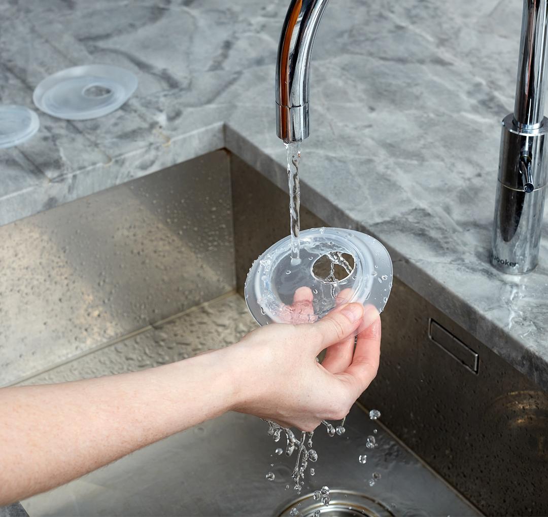 2021 red dot product design award，Elvie Catch，Breast milk collection cup，