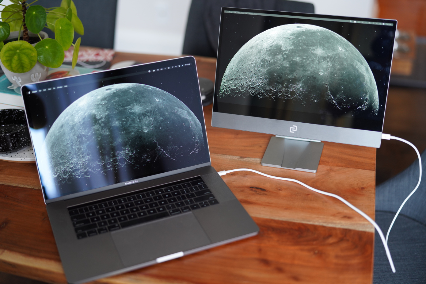 monitor，Aluminum housing，Touch screen，thin，espresso，2021 red dot product design award，