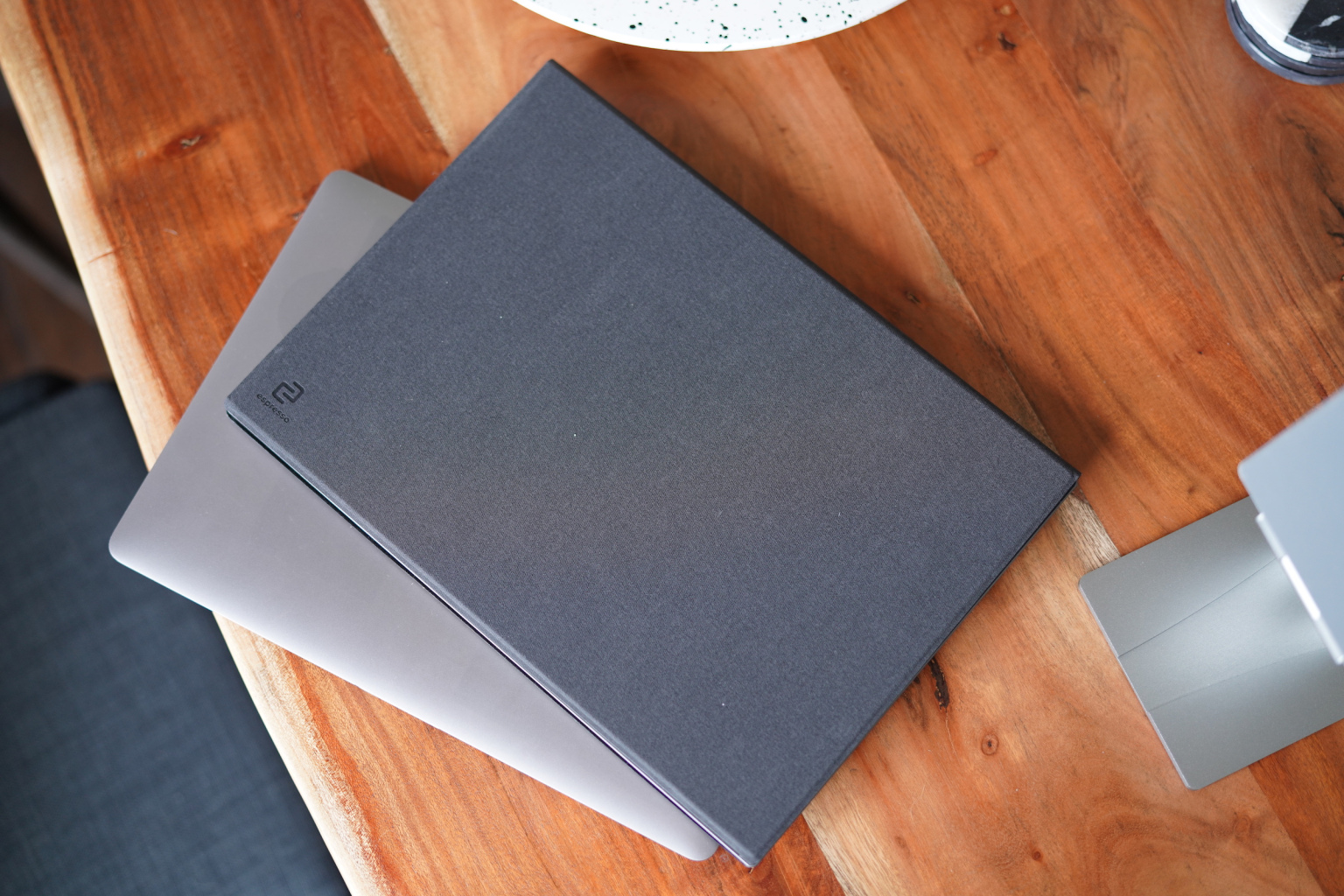 monitor，Aluminum housing，Touch screen，thin，espresso，2021 red dot product design award，