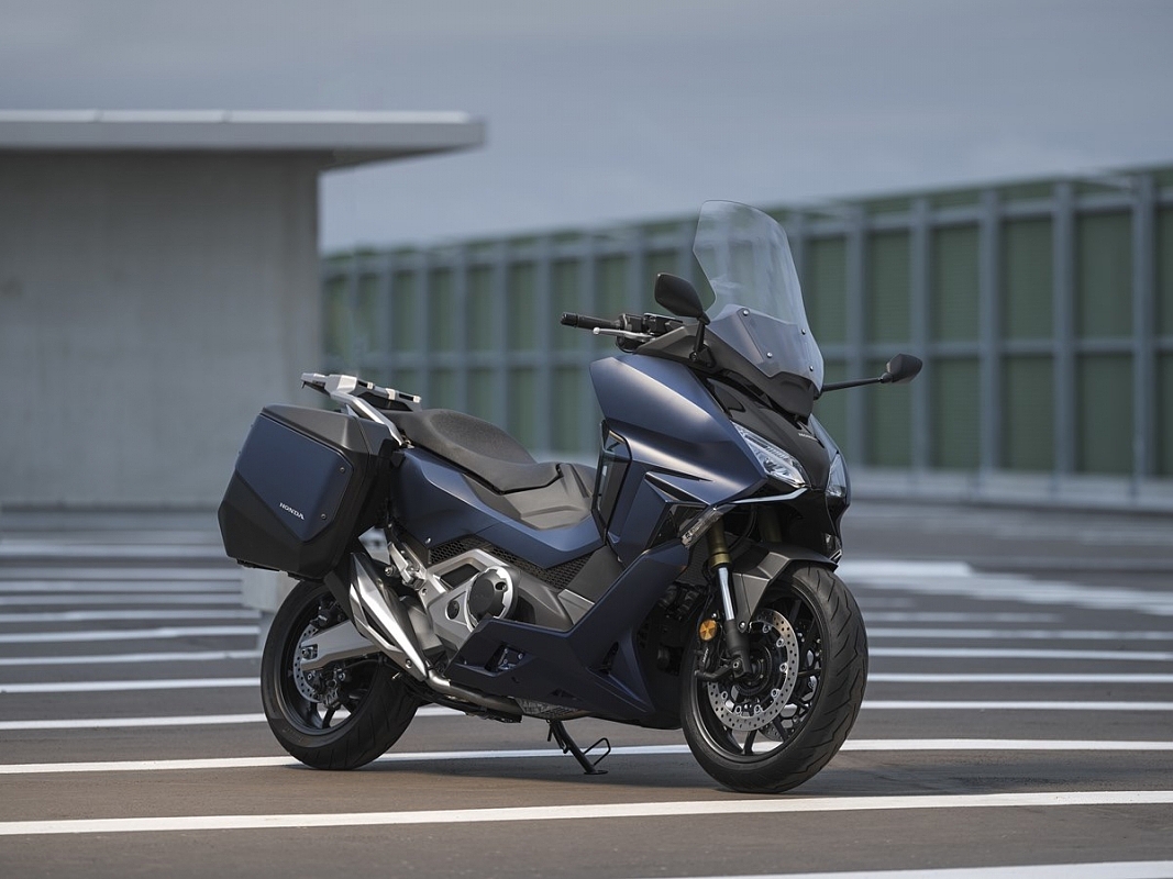 motorcycle，Two cylinder engine，modern，Honda，2021 red dot product design award，