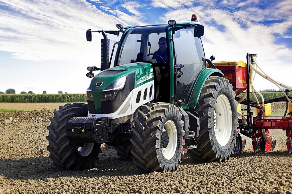 five thousand one hundred and thirty，ARBOS，Tractor，2017 red dot，