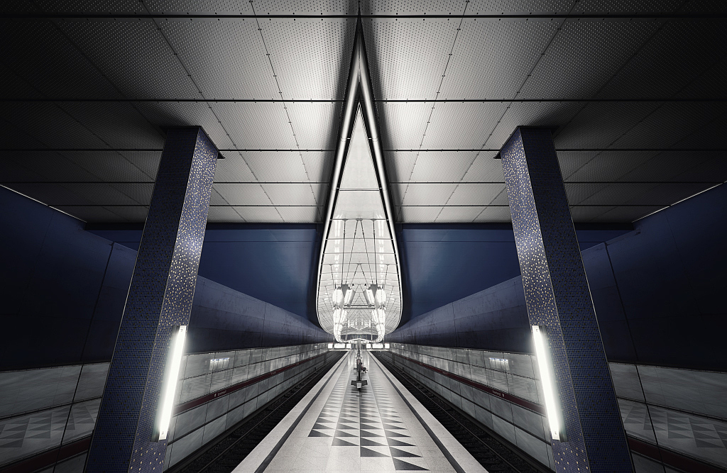 tunnel，facilitate，fast，colourful，metro，