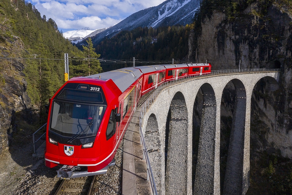 train，Appearance design，Multi unit，gules，2021 red dot product design award，