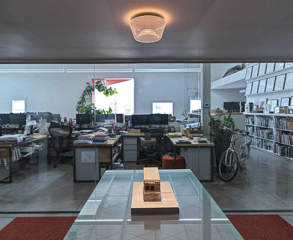 a chandelier，lighting，2021 red dot product design award，