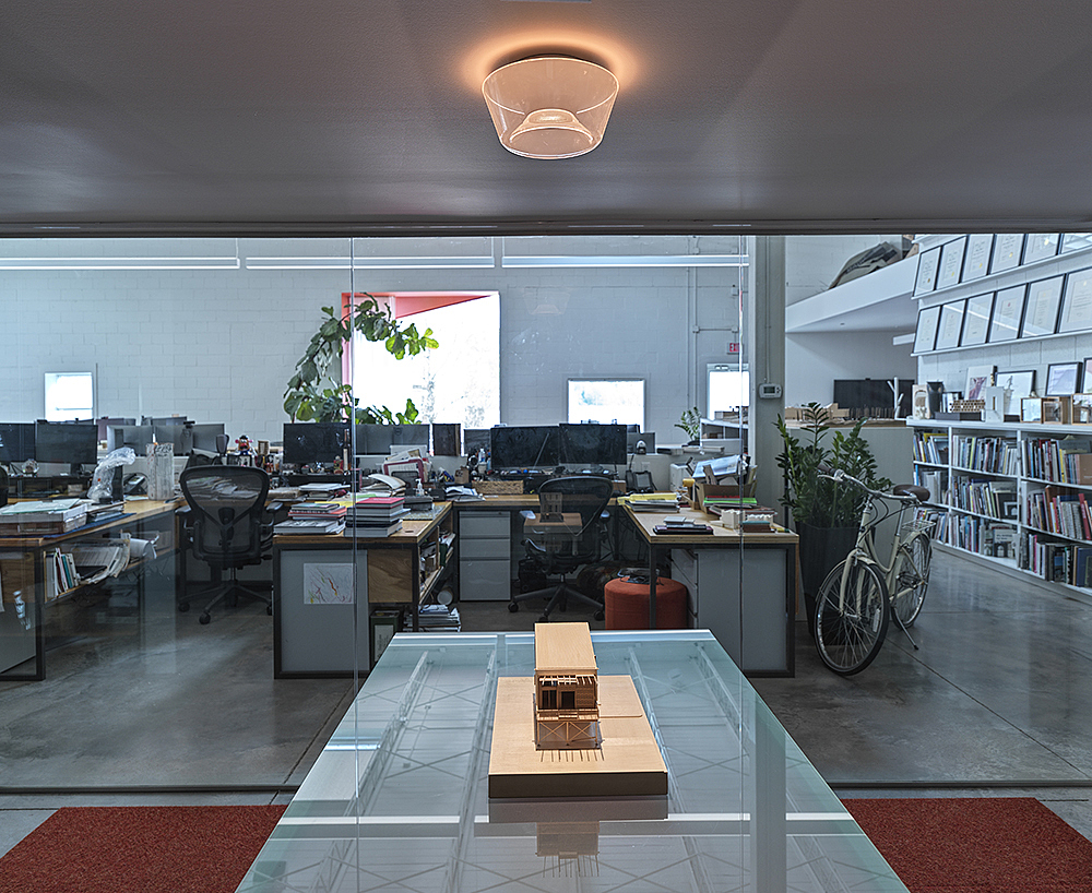 a chandelier，lighting，2021 red dot product design award，