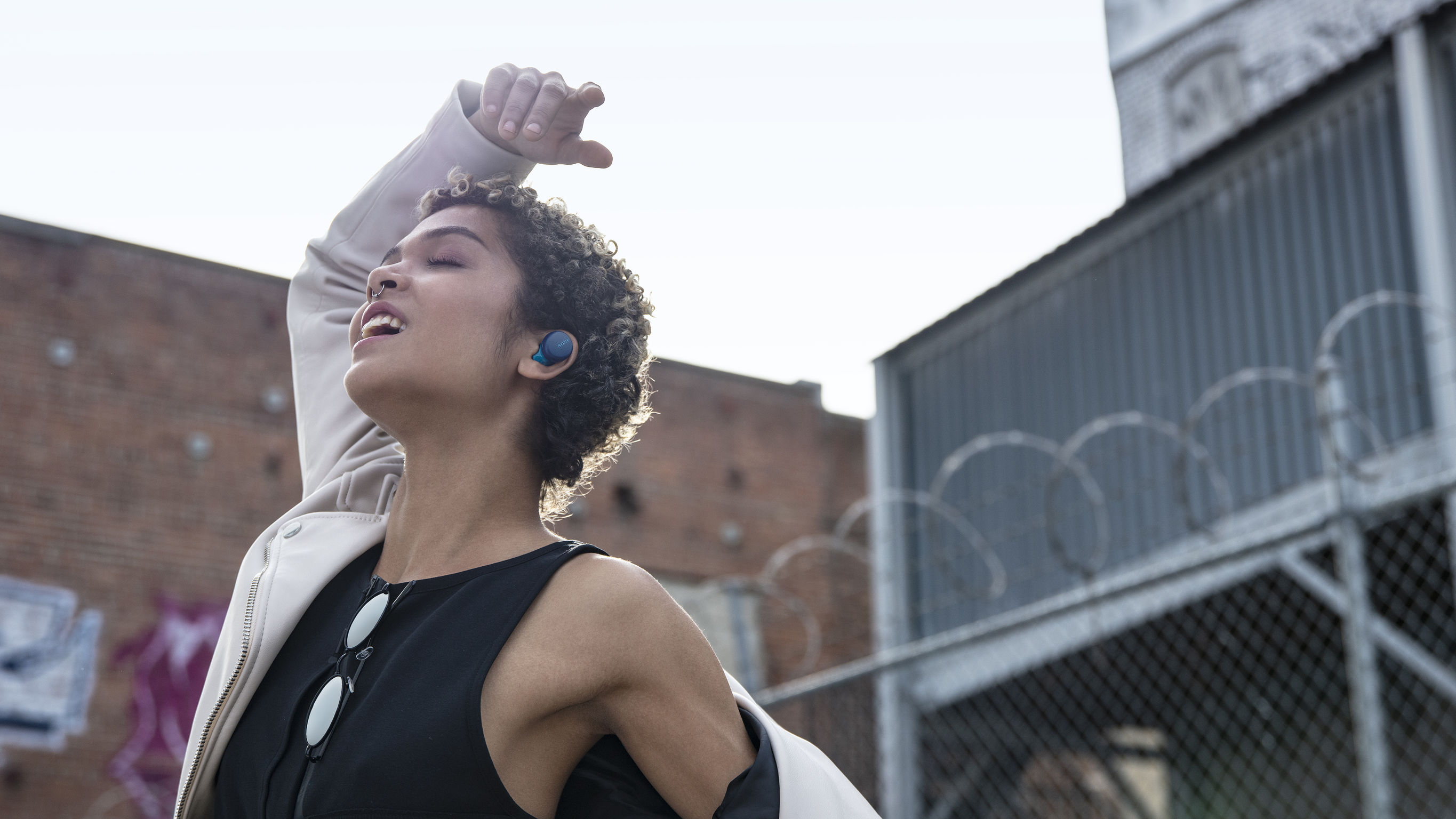 2021 red dot product design award，WF-XB700，wireless，headset，