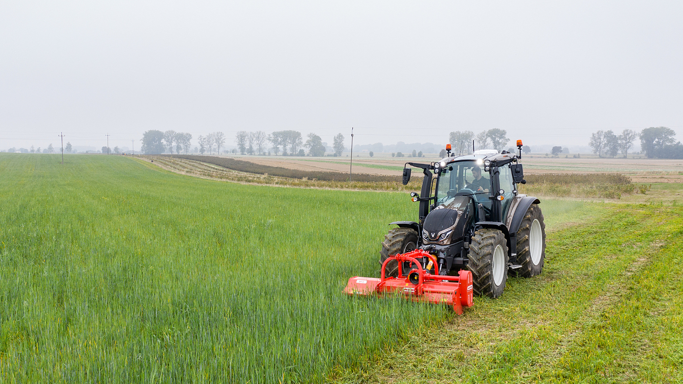 Agricultural tractor，multi-function，stable，security，2021 red dot product design award，