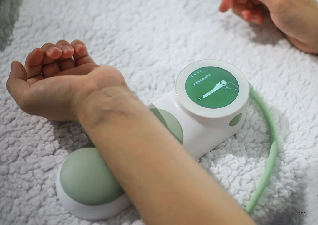sphygmomanometer，intelligence，green，2021 red dot product design award，