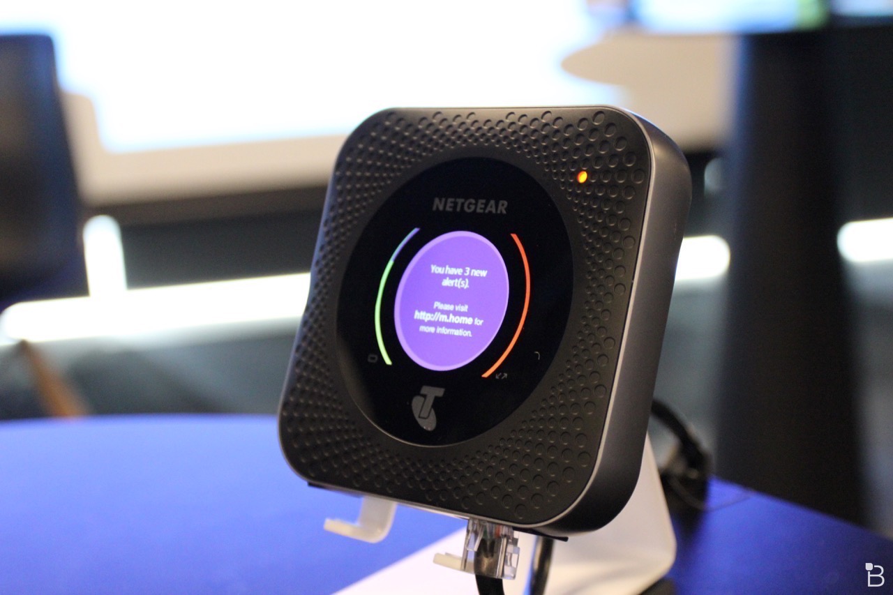 2017 red dot，Nighthawk M1，Portable router，