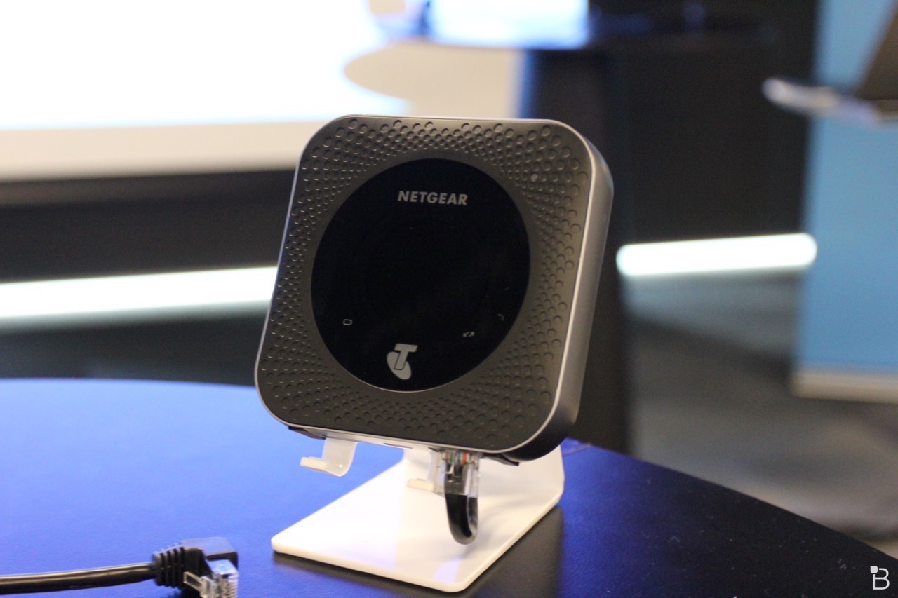 2017 red dot，Nighthawk M1，Portable router，