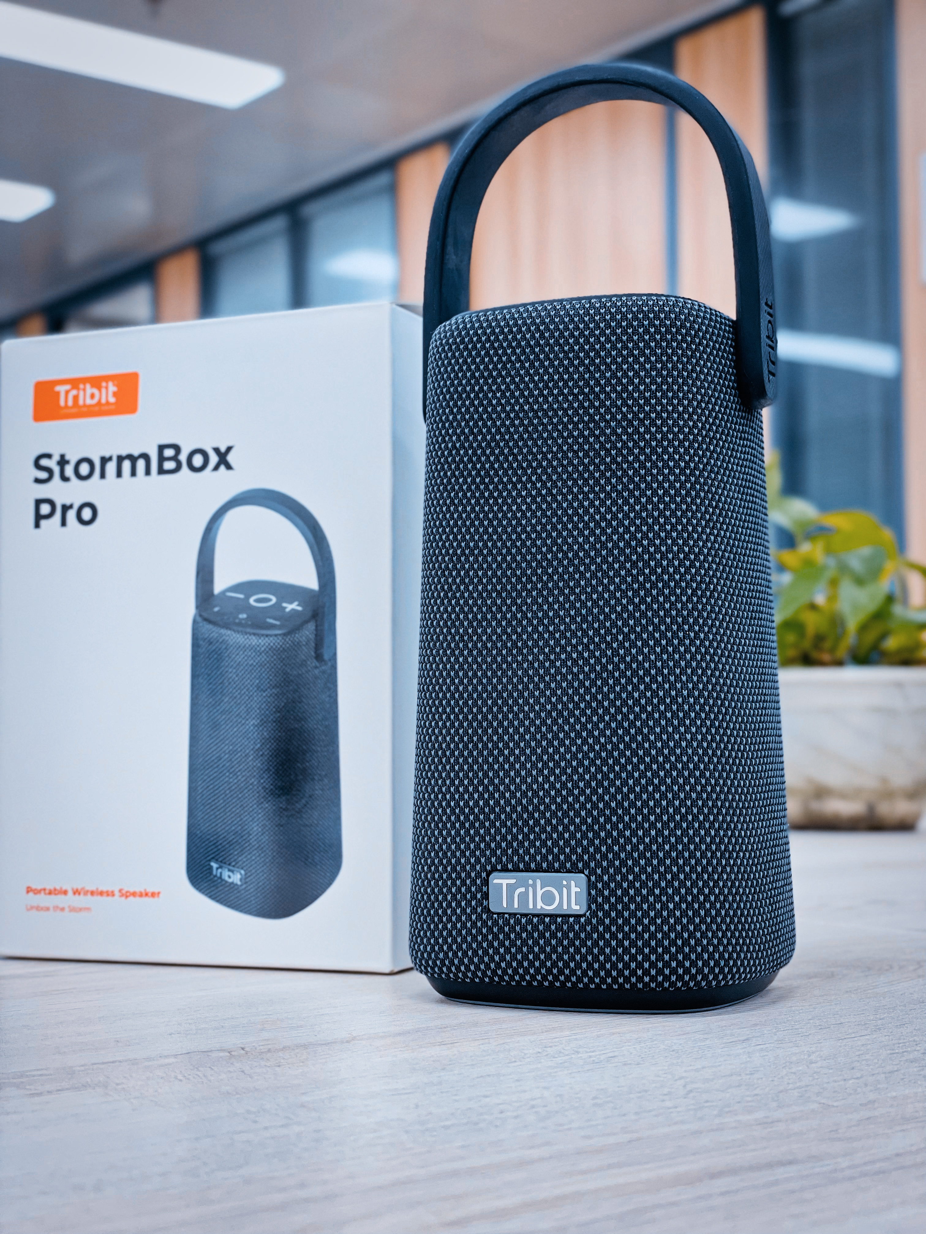 loudspeaker box，red dot，