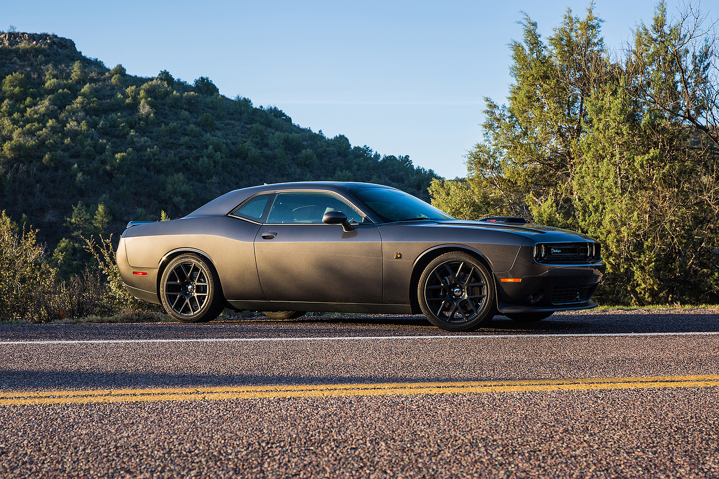 automobile，challenger，Challenger，2017 red dot，