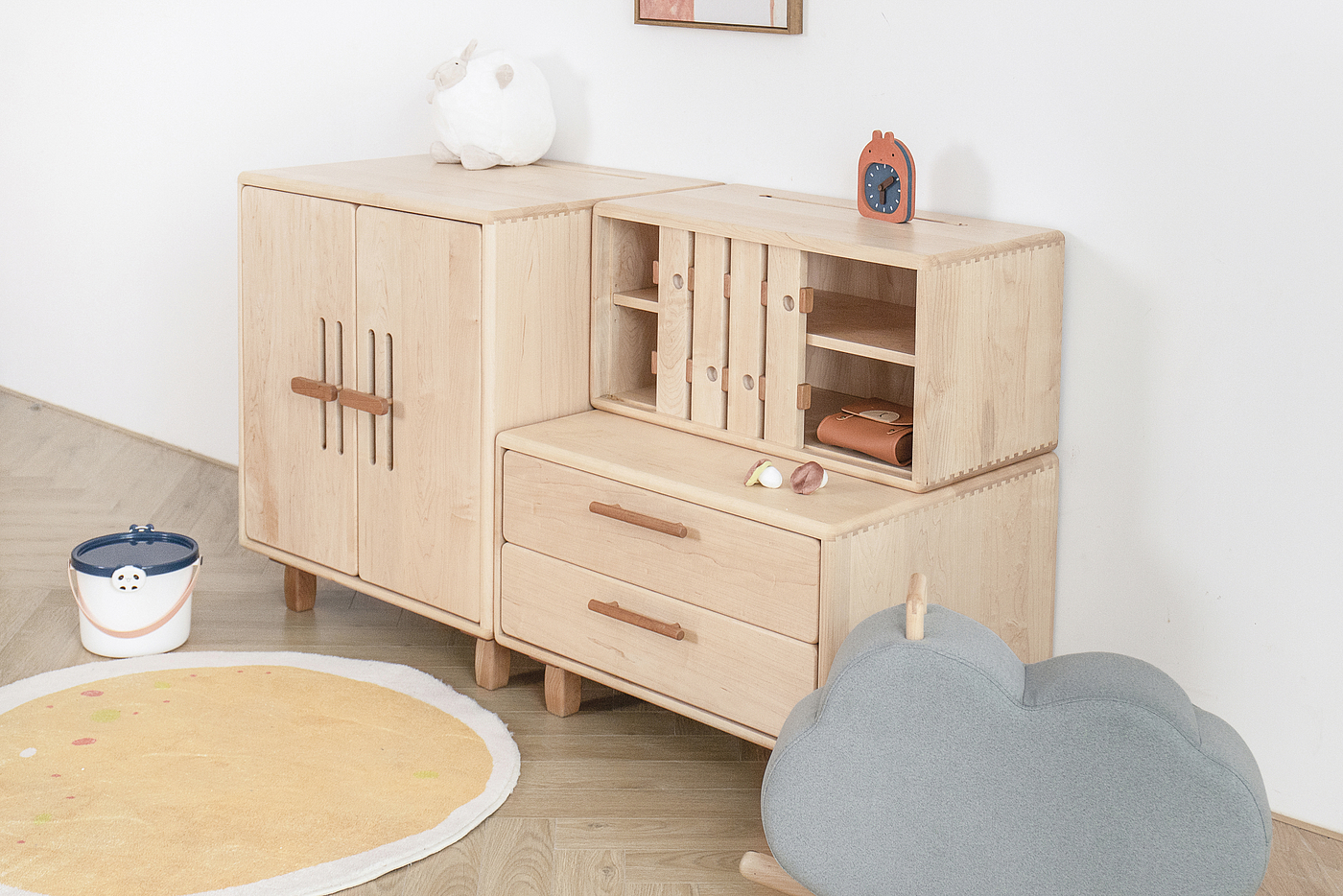 Solid wood children's combined wardrobe，