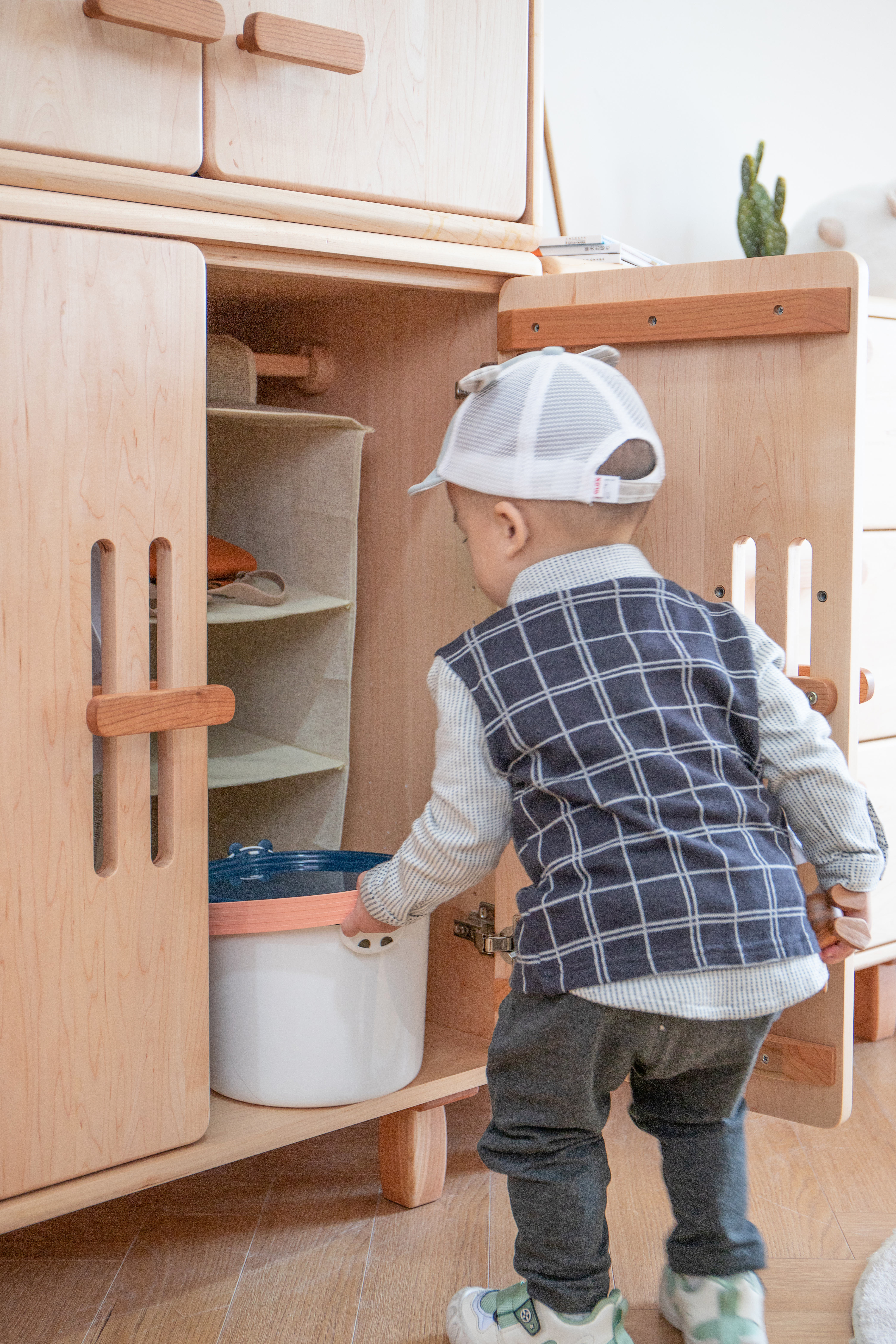 Solid wood children's combined wardrobe，