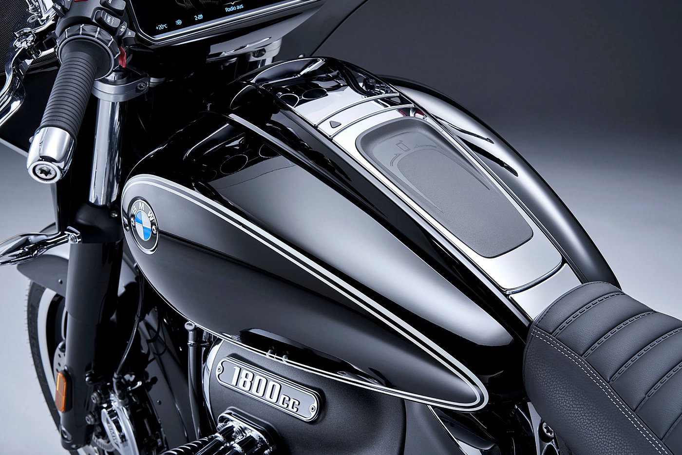 Extreme speed driving，BMW R18，motorcycle，