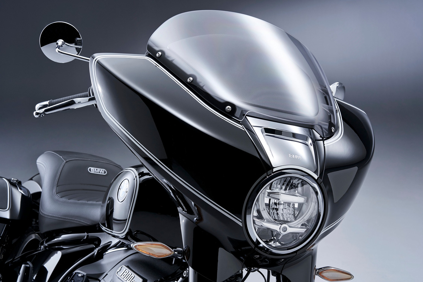 Extreme speed driving，BMW R18，motorcycle，