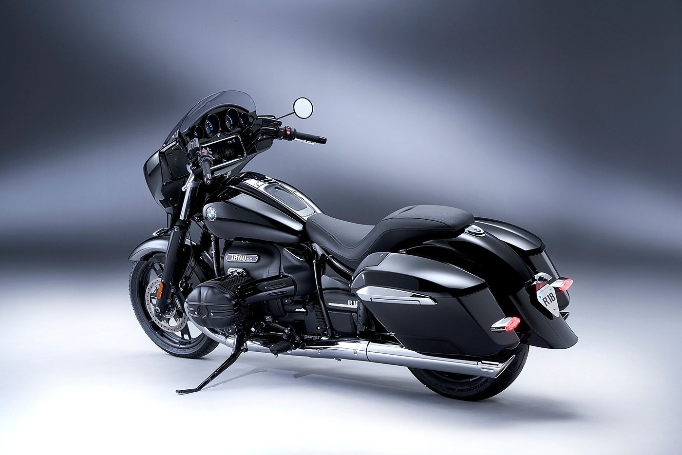 Extreme speed driving，BMW R18，motorcycle，