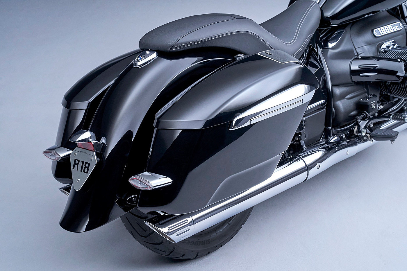Extreme speed driving，BMW R18，motorcycle，