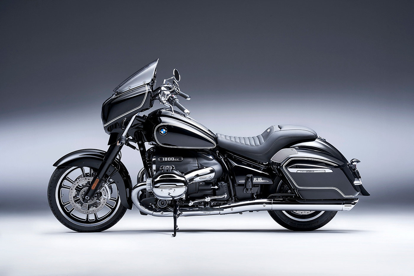 Extreme speed driving，BMW R18，motorcycle，