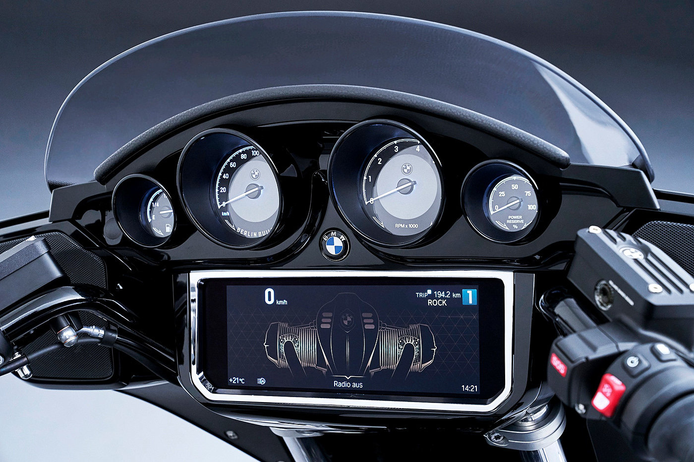 Extreme speed driving，BMW R18，motorcycle，